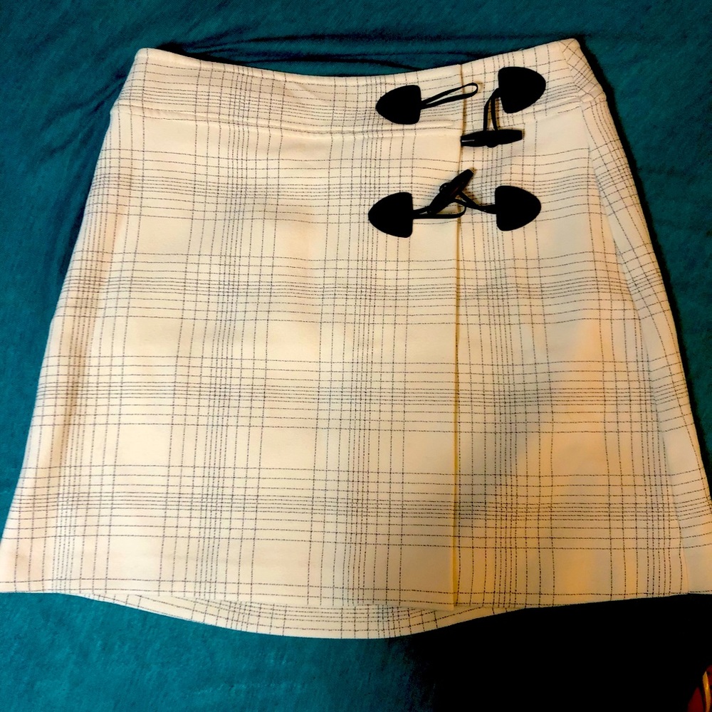 Mini skirt, cream stamped perfect for office casual and fall